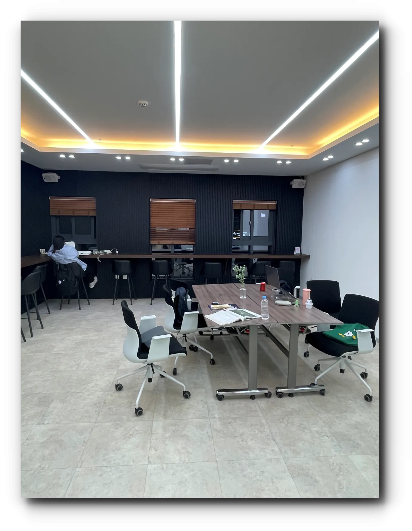 세련된-회사에서-공부하는-듯한-커뮤니티실