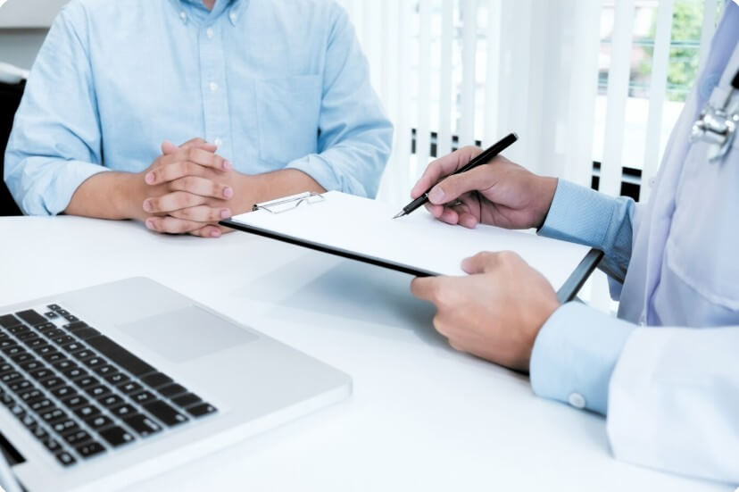 병원에서 정기 검사를 하는 모습