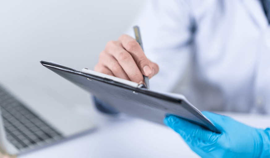 티눈 없애는 방법으로 의사의 진료를 받고 있는 사람