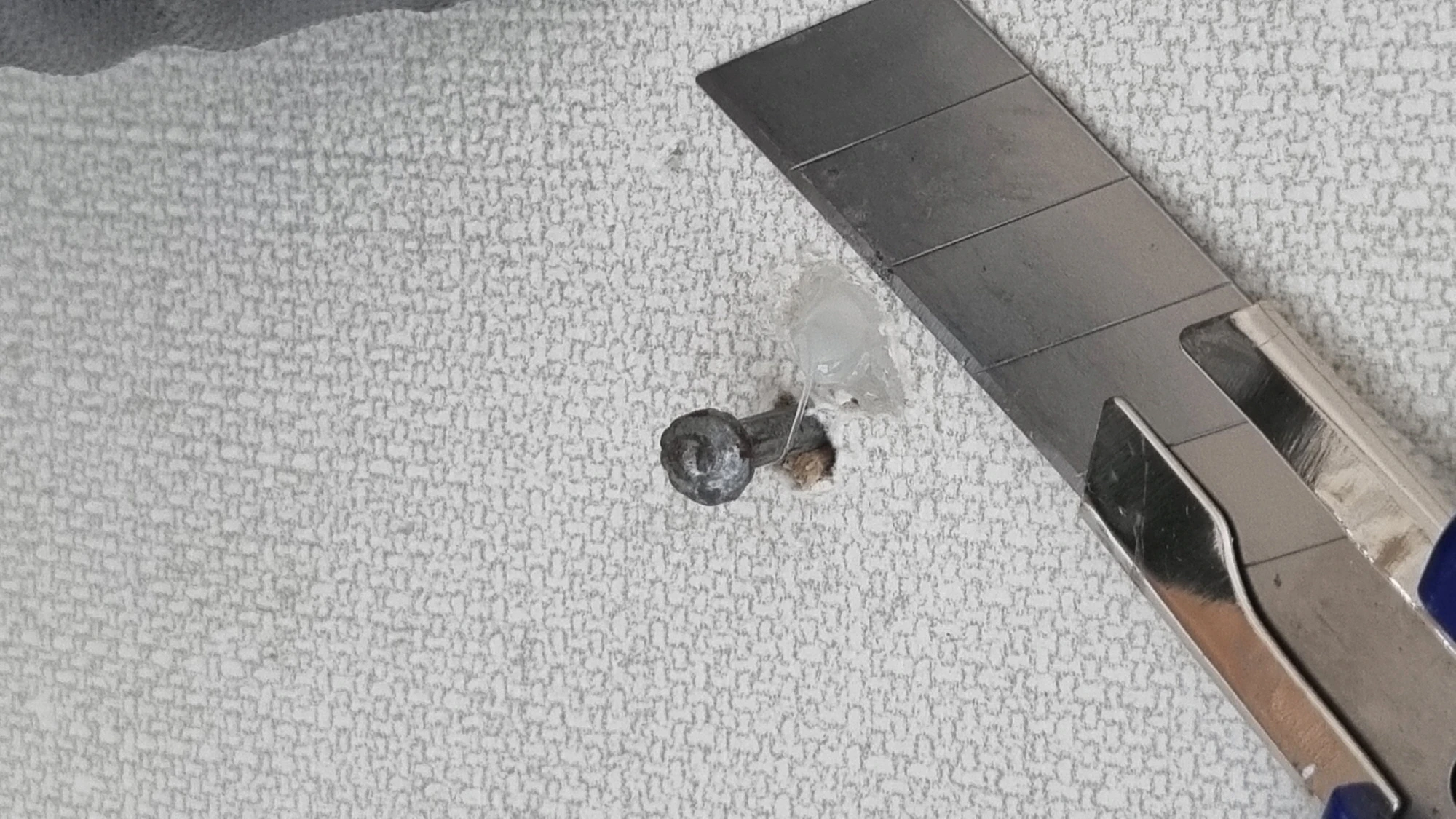 글루건 자르는 모습