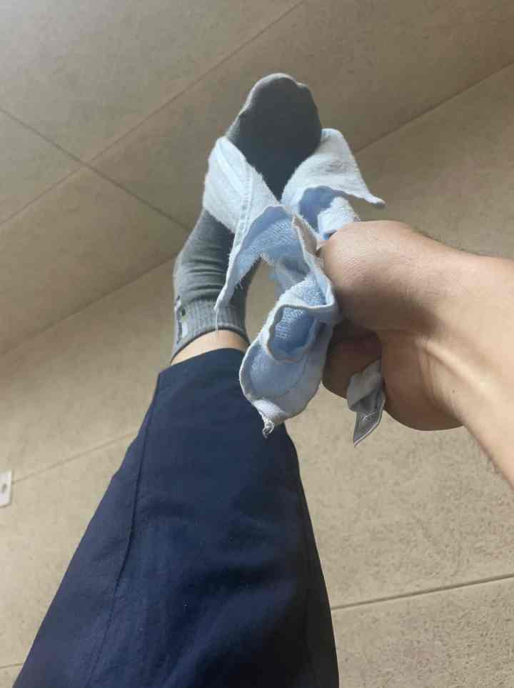 누운자세에서 발바닥에 수건을 걸고 스트레칭하고 있습니다.