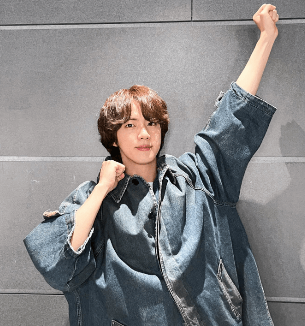 방탄소년단-BTS-멤버-진이-주먹을-쥐고-슈퍼맨-포즈
