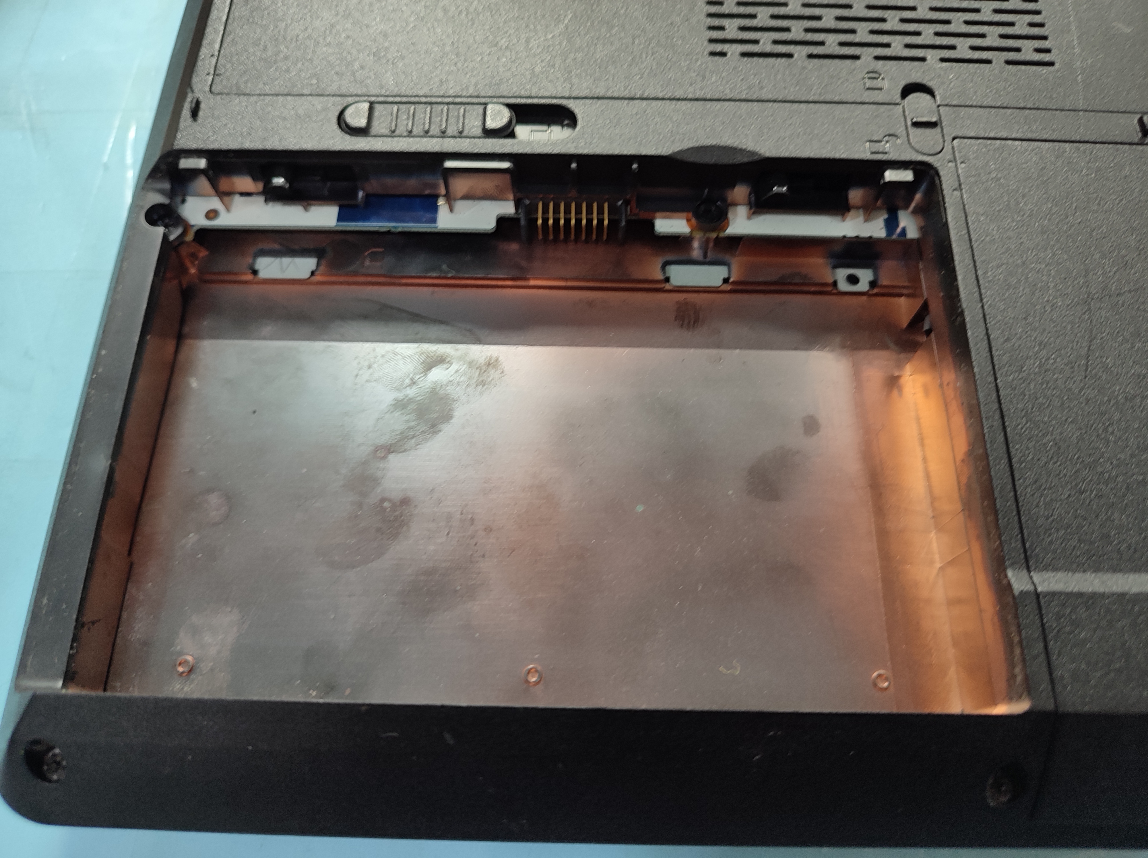 노트북의 배터리도 제거했습니다.