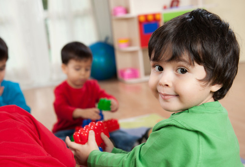 아스퍼거 증후군의 증상은 세 살 이전에 발견되지 않는다