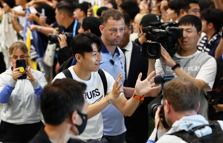 갤럭시 워치 울트라 차고 온 손흥민 입국!