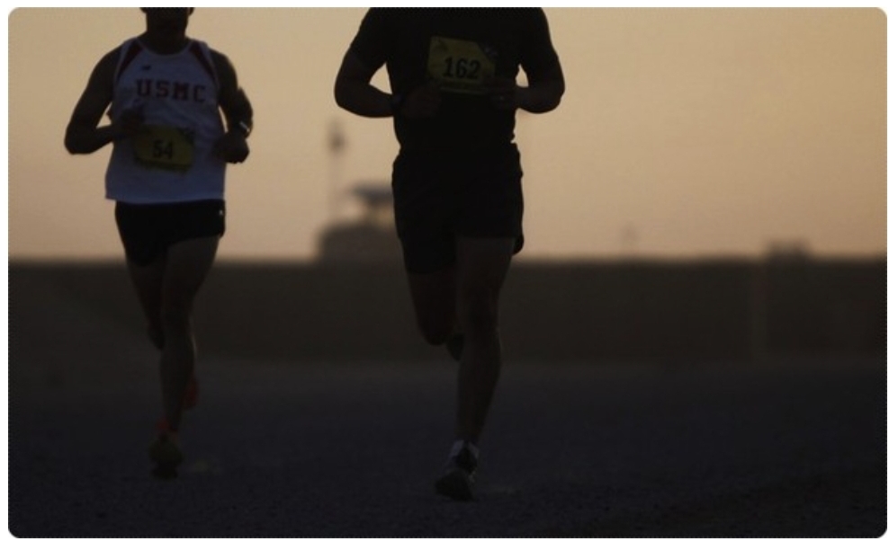 2명의 사람이 달리기를 하고 있다