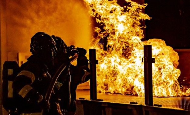 화재-진압-소방관