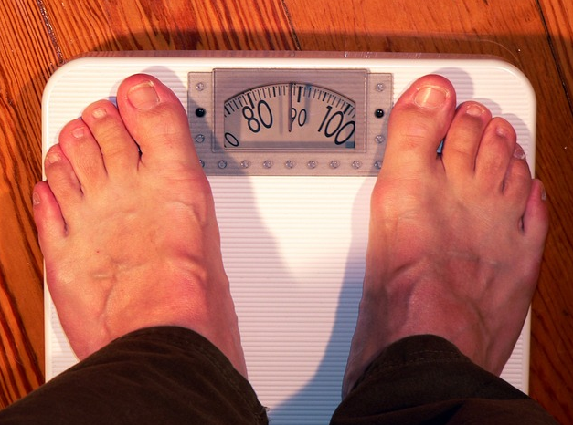 체중 재는 사진