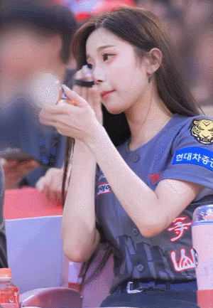 5800만-회-조회수-기록-삐끼삐끼-아웃송-직캠-영상-장면