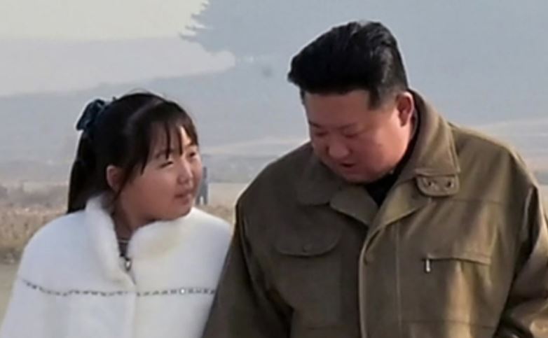 다정하게함께걷는김정은부녀의모습