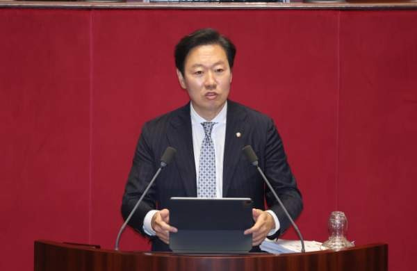 오세훈 시장의 경선 참여를 촉구하며 발언 중인 박수민 국회의원 모습