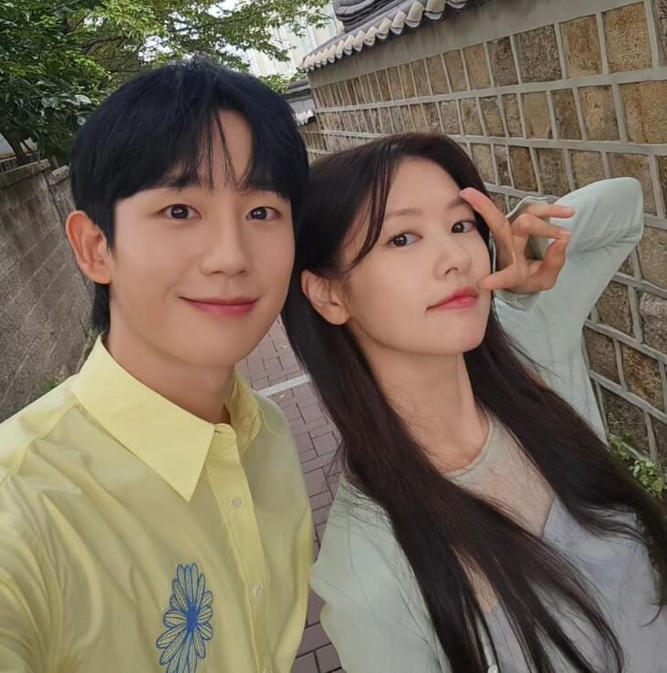 노란색셔츠를입은남성과-긴머리여성의모습