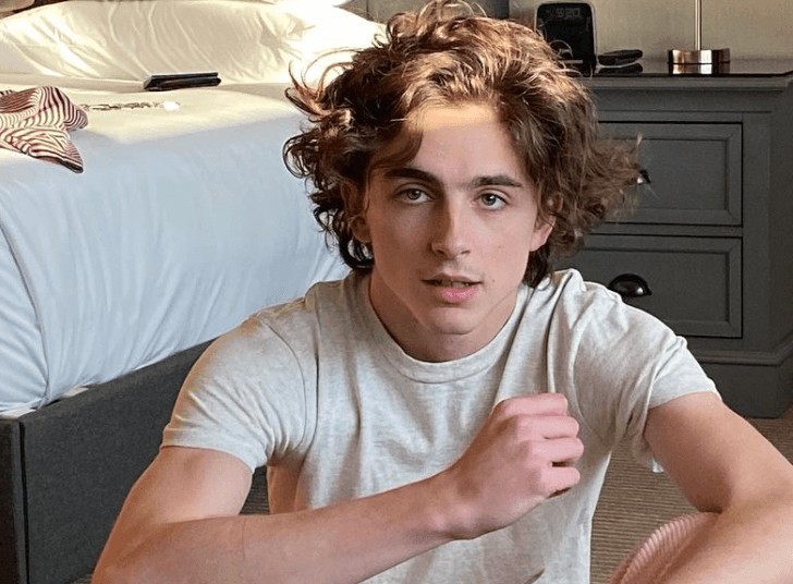 흰색-반팔티를-입은-티모시-샬라메