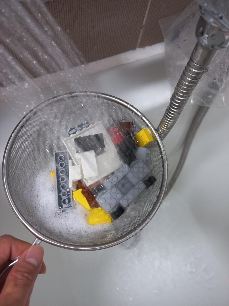 레고 브릭 물로 헹구기