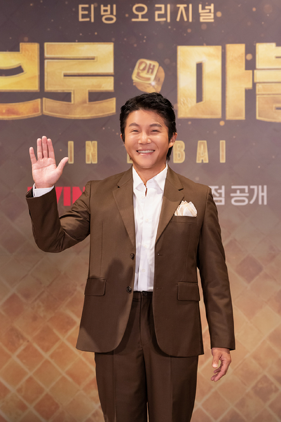 코미디언 조세호가 17일 온라인으로 진행된 티빙 오리지널 예능 &#39;브로 앤 마블&#39; 제작발표회에 참석해 포즈를 취하고 있다. [사진=티빙]