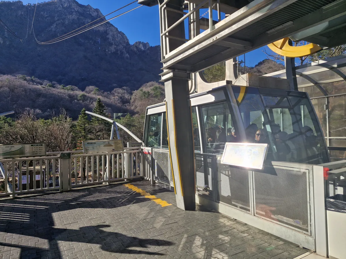 케이블카-출발을-기다리고-있는-사람들