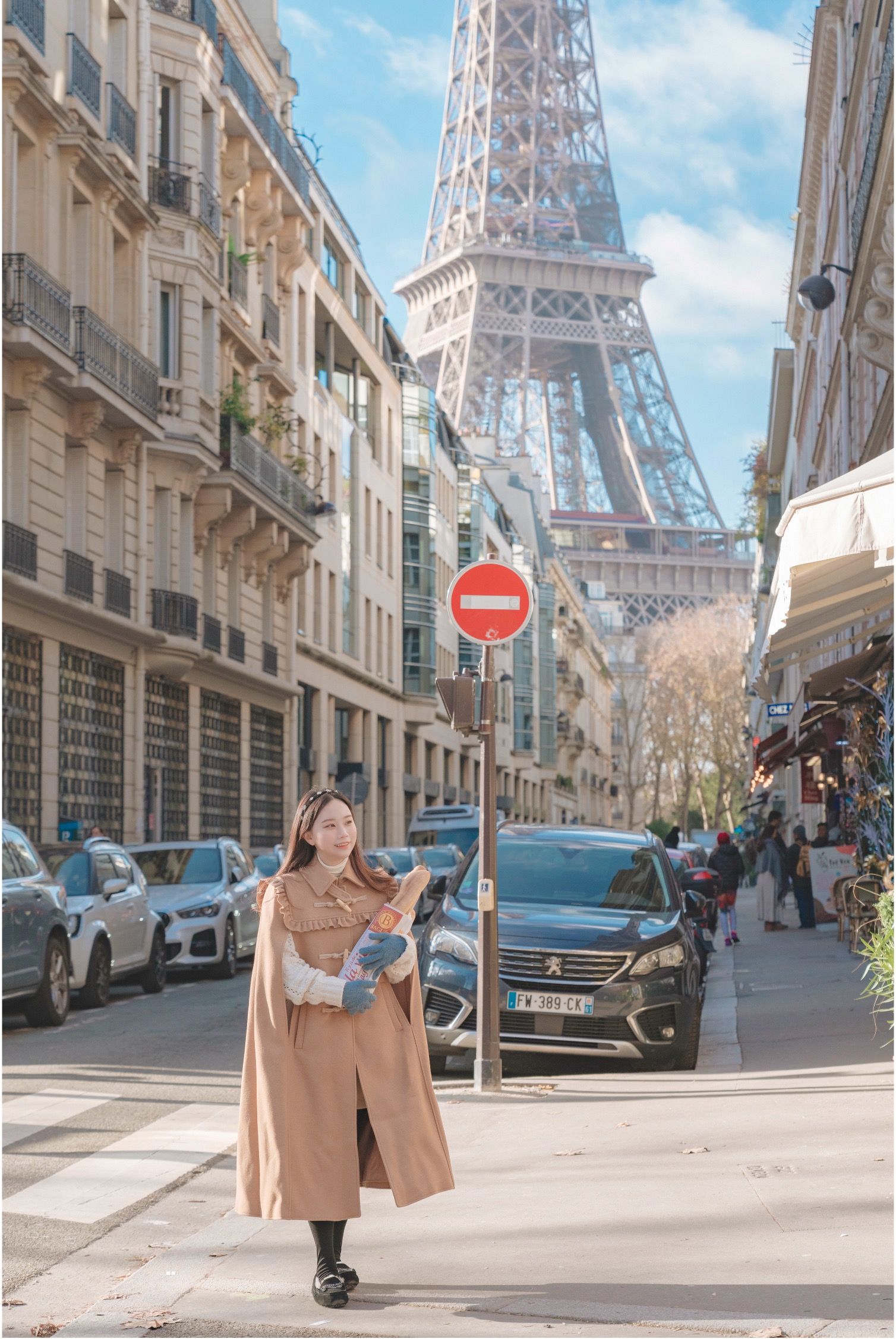 에펠탑 배경 인물 사진