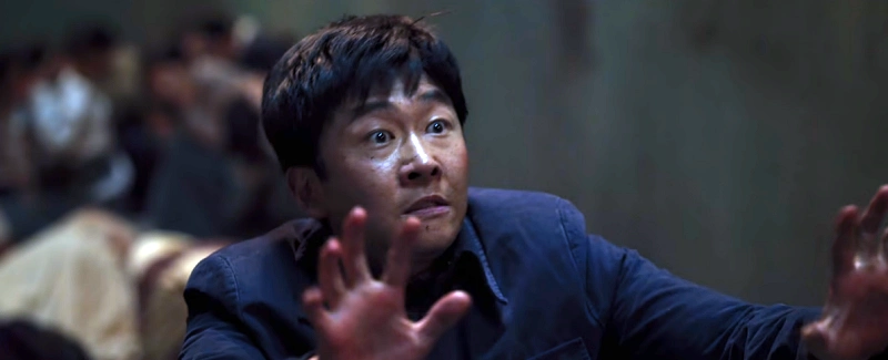 파란 자켓을 입고 있는 경성크리처에서 이인혁 역을 맡은 배우 연제욱