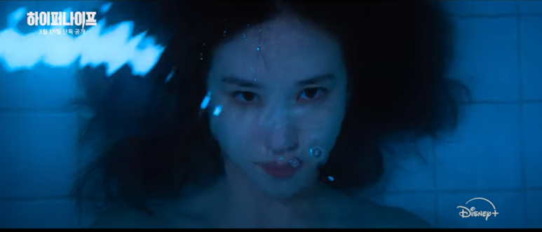 물속에서 강렬한 눈빛으로 떠오르는 젊은 여성.