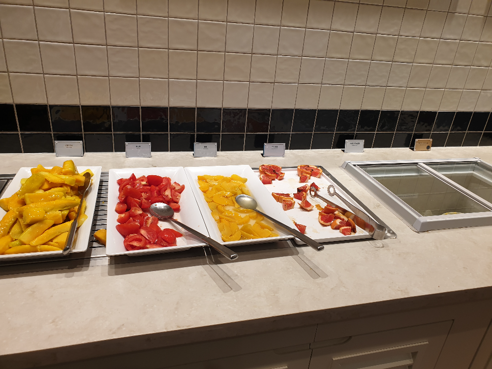 큰 망고가 담긴 과일 코너 구운 자몽도 보인다. 옆에는 아이스크림