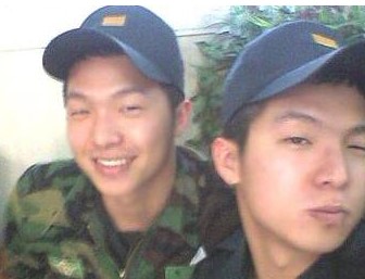 군복을 입은 량현량하의 사진