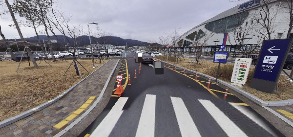 남측 주차장 입구