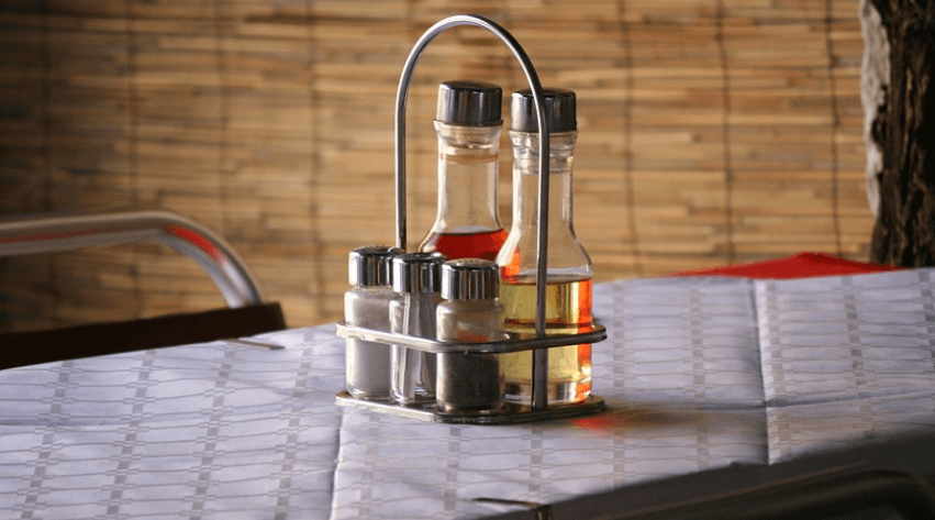 식초와 함께 놓여 있는 여러 가지 양념 사진 - 6