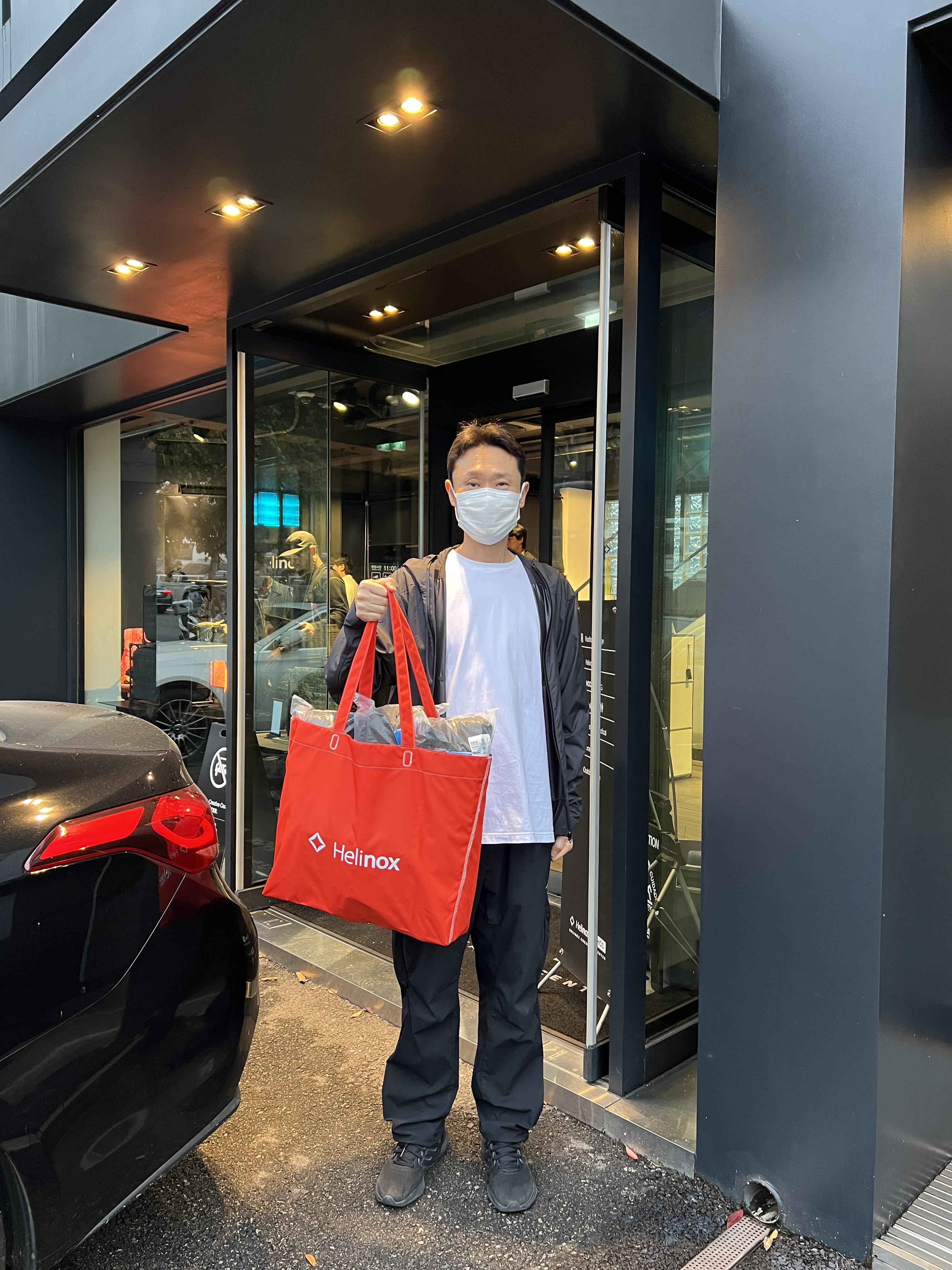 헬리녹스에서 구매 후 건물 앞 구매 인증샷