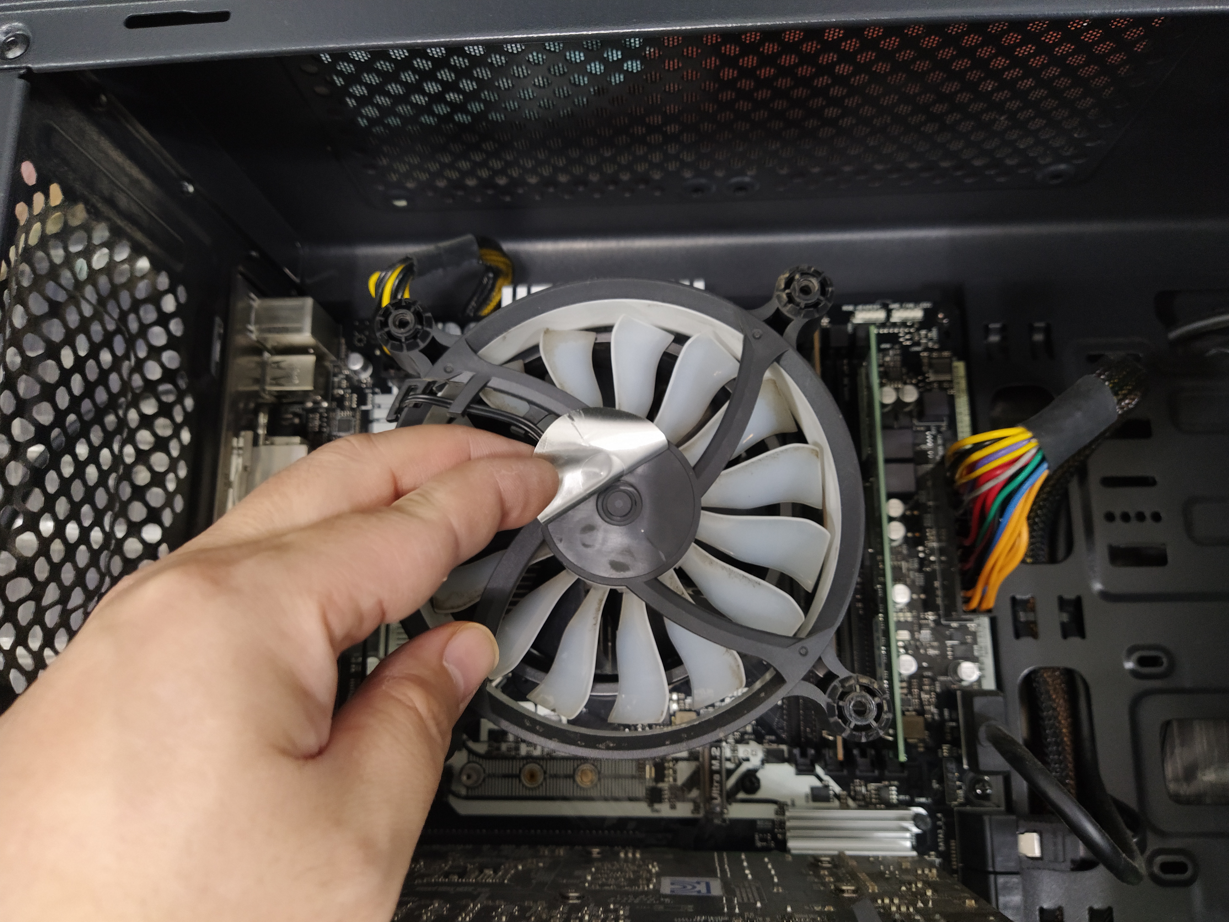 컴퓨터 케이스 후면팬 불량 - 회전 안함 - 베어링 오일 보충이 어려운 모델