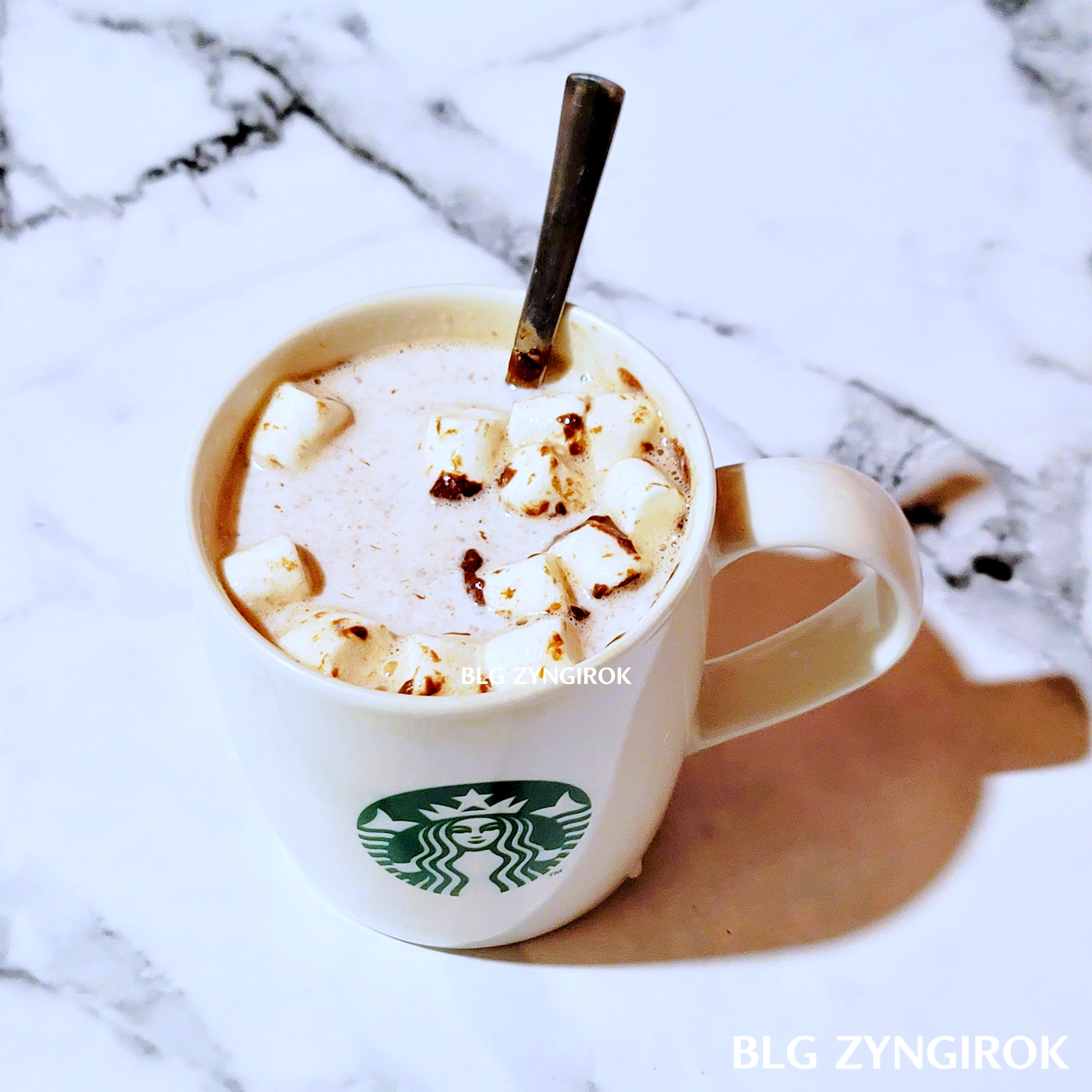 노브랜드 하트코코아밤로 만든 핫초코 모습이다.