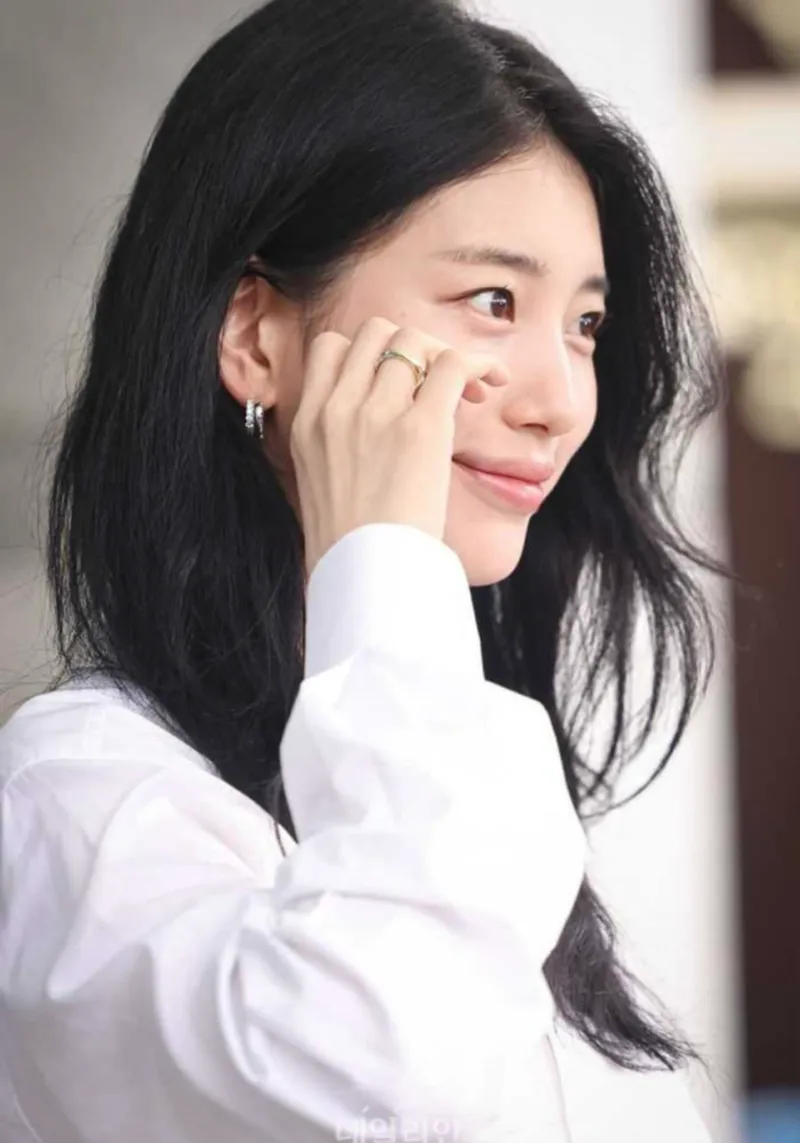 수지셀린느, 수지공항패션, 수지귀국패션, 수지패션, 수지트리옹프백, 셀린느트리옹프, 셀린느가방추천, 셀린느공항룩, 셀린느코디, 셀린느앰버서더, 뷔셀린느, 박보검셀린느, 셀린느25ss, 파리패션위크2025, 수지패션분석, 수지셀린느룩, 수지착장정보, 셀럽공항패션, 셀럽명품가방, 여자공항패션, 명품패션, 명품가방추천, 프렌치시크룩, 꾸안꾸공항패션