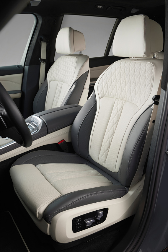 2024년형 BMW X7 실내 1열 운전석 시트 사진
