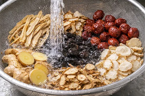 쌍화차 재료 씻기