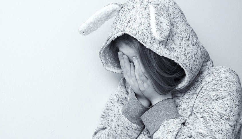 눈물이 자주 자는 이유로 울고 있는 여성