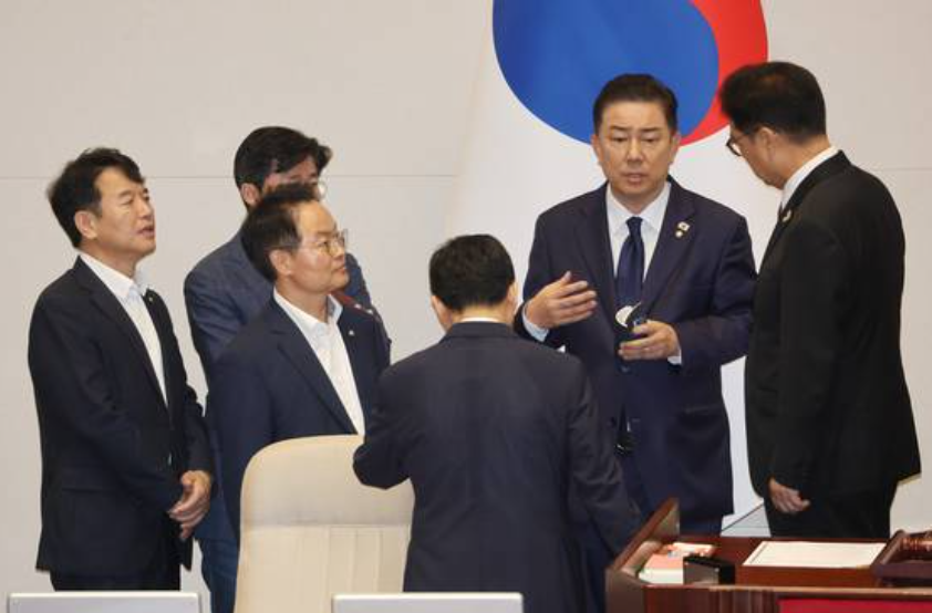 4일 국회 본회의장에서 우원식 국회의장과 더불어민주당 김병기 당대표 직무대행 겸 원내대표가 대화