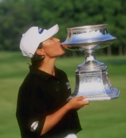 우승컵에-입맞추는-박세리-선수