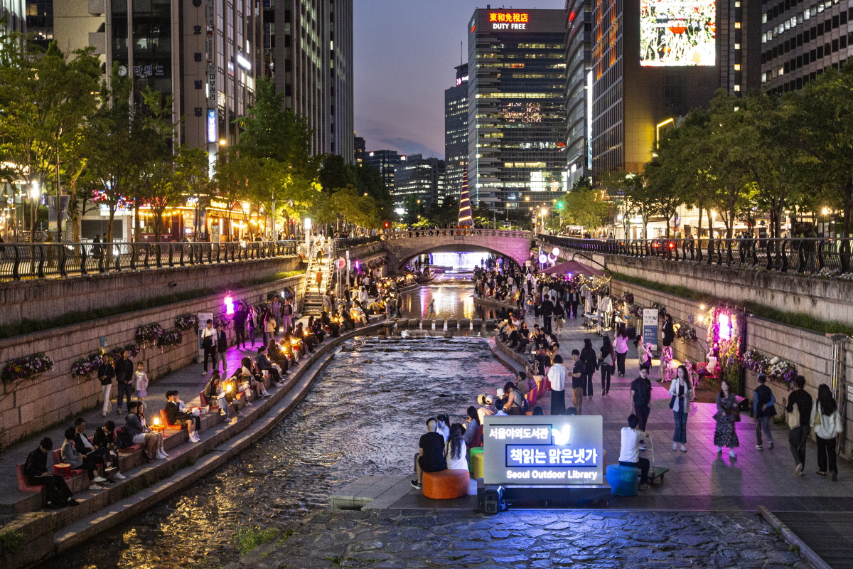 가을 주말, 도심이 책으로 물드는 시간