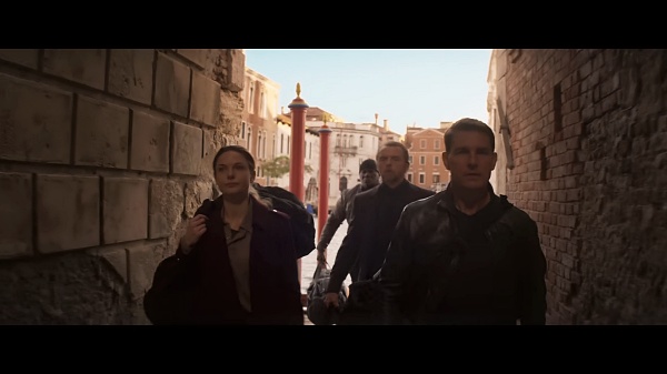 가방을-메고-걸어가는-톰과-동료들