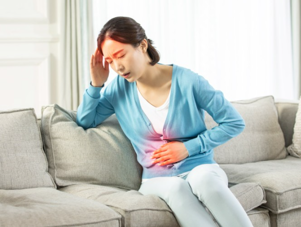 게실염으로복통을호소하는여자