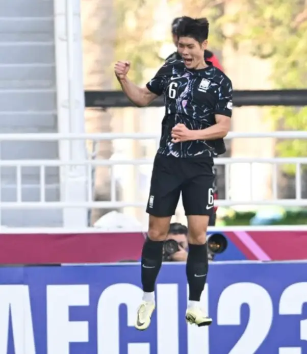 u23-골을넣고 점프하는 이영준