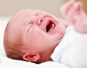 울부짖는 아기 사진