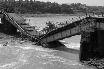 비가-많이와서-튼튼했던-다리가-두동강으로-끊어진-모습