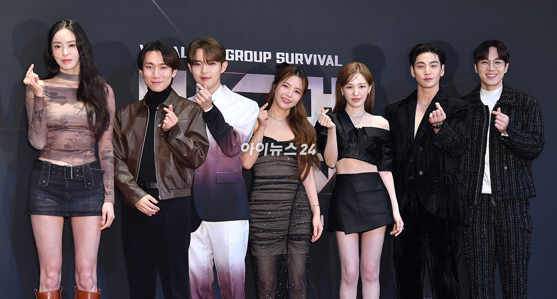 배우 이다희, 가수 서은광, 김재환, 솔라, 웬디, 백호 이석훈이 24일 오전 서울 마포구 상암동 CJ ENM에서 열린 Mnet 빌드업:보컬 보이그룹 서바이벌 제작발표회에서 기념촬영을 하고 있다. [사진=곽영래 기자]