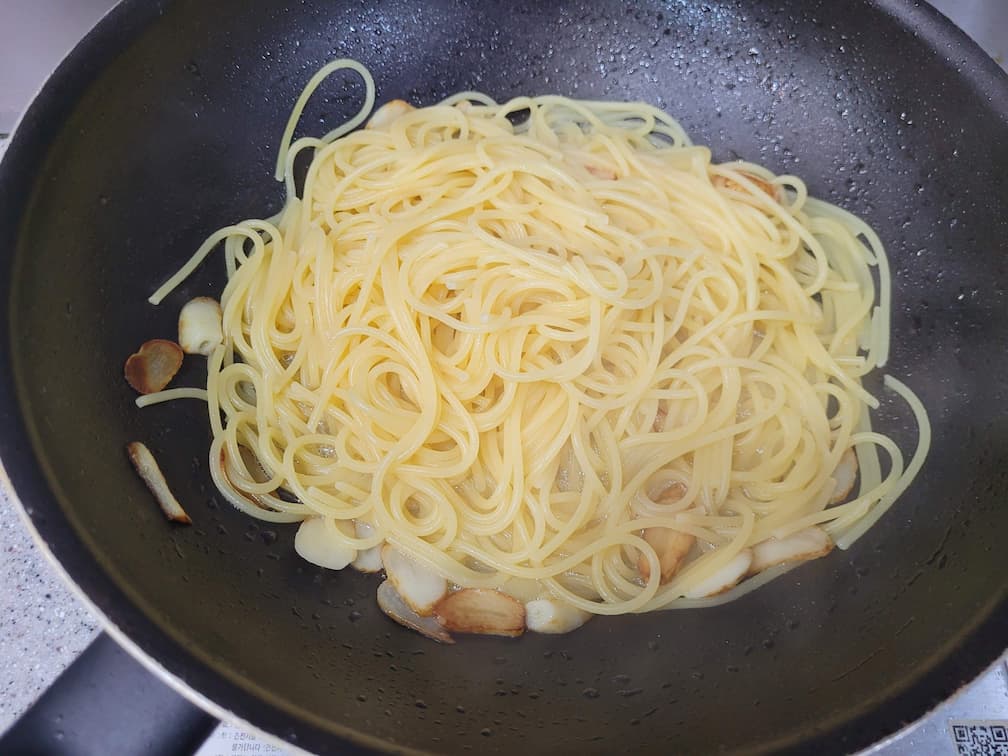 완성된 식용유 오일파스타