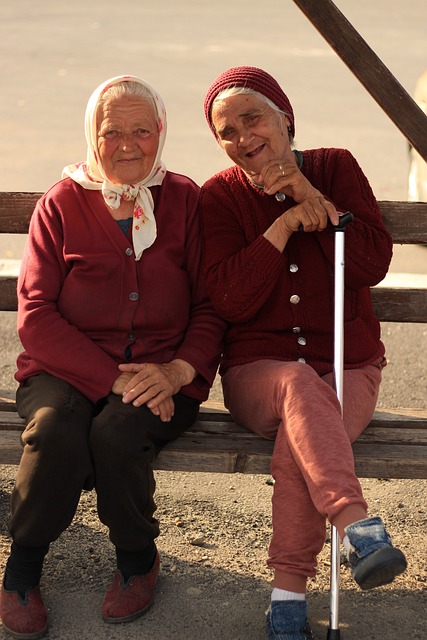 웃고있는 할머니 자매