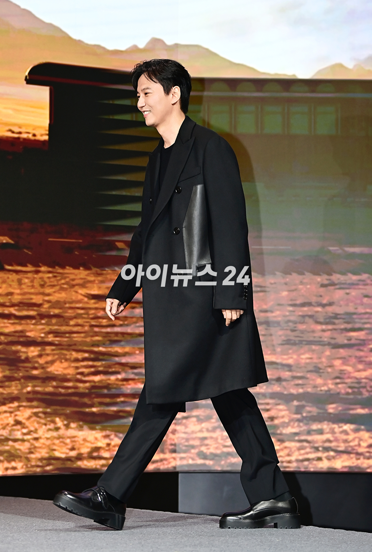 배우 김남길이 19일 오전 서울 중구 엠배서더 서울 풀만에서 열린 넷플릭스 '도적: 칼의 소리' 제작발표회에서 포토타임을 갖고 있다. [사진=곽영래 기자]