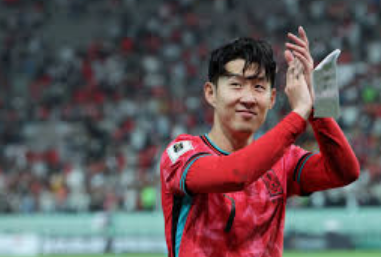 대한민국 축구 국가대표 손흥민선수 손흔드는 모습