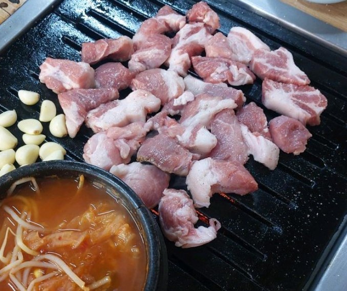 생생정보 금순할머니의 연탄불돼지갈비 불판에 올려 굽는 모습