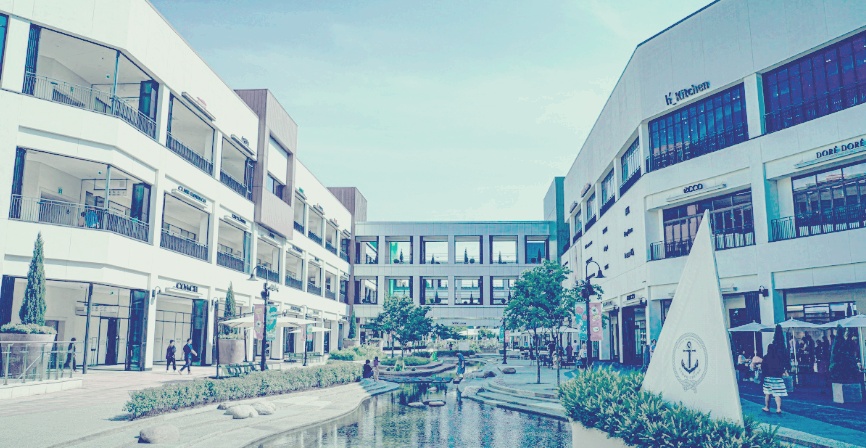 김포 현대프리미엄아울렛 각종 매장들이 마주보고 있는 아이보리톤과 적갈색톤이 고급스럽다