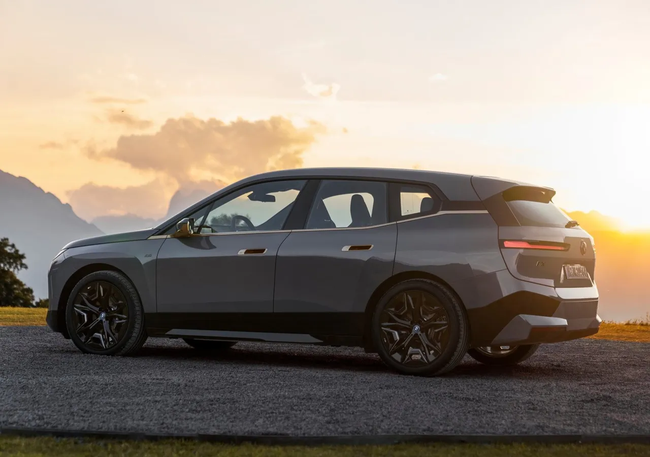 BMW IX M60 차량 이미지